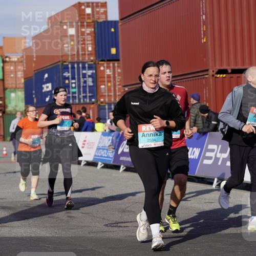03.10.2025 - Köhlbrandbrückenlauf Michael Burmester http://msf.ph/oto/9026135 03.10.2025 10:29:35 Ziel 1824, 2070, 2135, 2204, 2526, 2534, 2557, 2769, 3729, 3754 meine-sportfotos.de