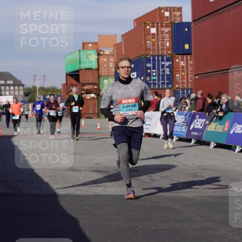 03.10.2025 - Köhlbrandbrückenlauf Michael Burmester http://msf.ph/oto/9026182 03.10.2025 10:29:38 Ziel 1824, 2047, 2070, 2135, 2204, 2348, 2526, 2534, 2557, 2769, 3256, 3729, 3754 meine-sportfotos.de