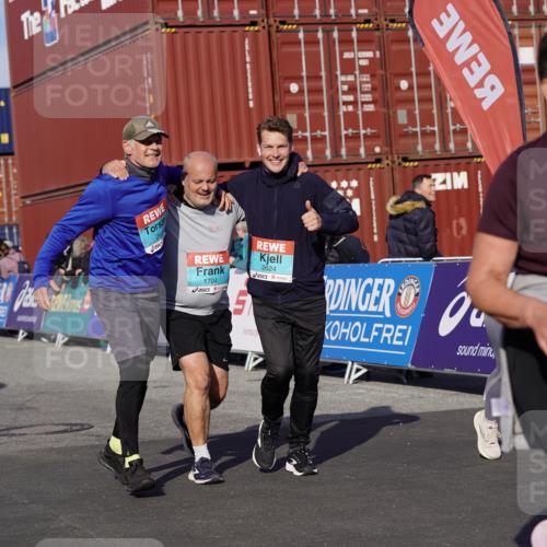 03.10.2025 - Köhlbrandbrückenlauf Michael Burmester http://msf.ph/oto/9026296 03.10.2025 10:29:49 Ziel 1552, 1589, 1704, 2047, 2286, 2348, 2624, 2633 meine-sportfotos.de
