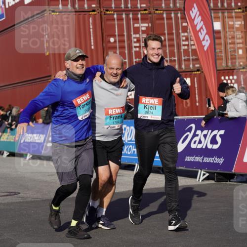 03.10.2025 - Köhlbrandbrückenlauf Michael Burmester http://msf.ph/oto/9026303 03.10.2025 10:29:49 Ziel 1552, 1589, 1704, 2047, 2286, 2348, 2624, 2633 meine-sportfotos.de