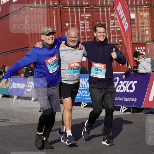 03.10.2025 - Köhlbrandbrückenlauf Michael Burmester http://msf.ph/oto/9026310 03.10.2025 10:29:49 Ziel 1552, 1589, 1704, 2047, 2286, 2348, 2624, 2633 meine-sportfotos.de