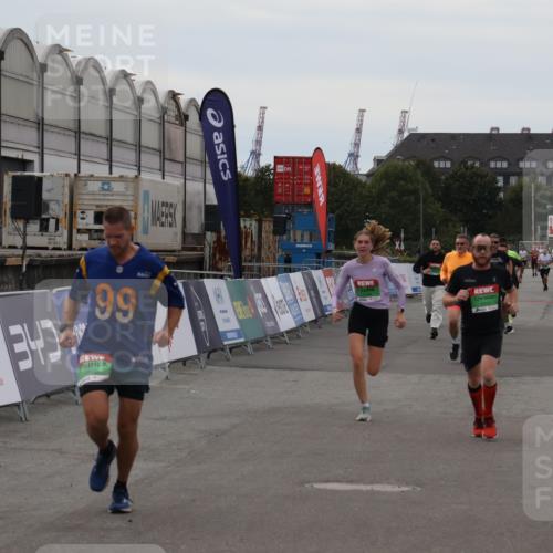 03.10.2025 - Köhlbrandbrückenlauf Julia Fischer http://msf.ph/oto/9026320 03.10.2025 16:00:43 Ziel 7189, 7259, 7287, 7327, 7584, 7600, 7818, 8811, 9568 meine-sportfotos.de