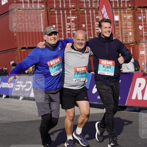 03.10.2025 - Köhlbrandbrückenlauf Michael Burmester http://msf.ph/oto/9026334 03.10.2025 10:29:50 Ziel 1552, 1589, 1704, 2286, 2348, 2624, 2633 meine-sportfotos.de