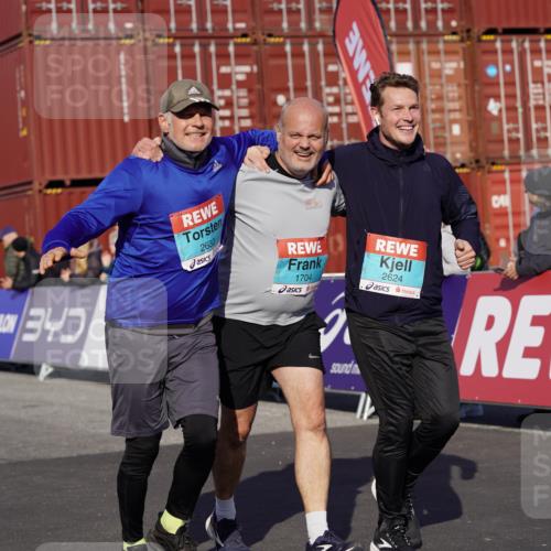 03.10.2025 - Köhlbrandbrückenlauf Michael Burmester http://msf.ph/oto/9026340 03.10.2025 10:29:50 Ziel 1552, 1589, 1704, 2286, 2348, 2624, 2633 meine-sportfotos.de