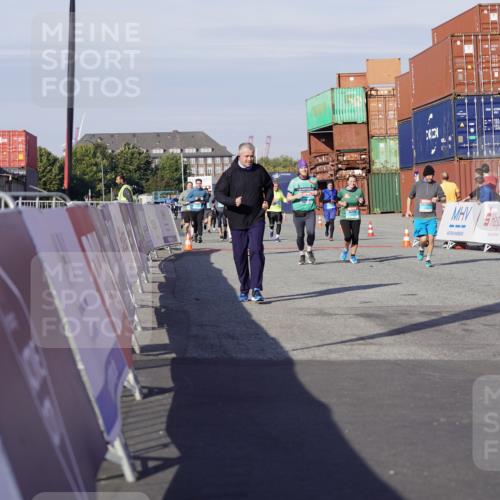 03.10.2025 - Köhlbrandbrückenlauf Michael Burmester http://msf.ph/oto/9026354 03.10.2025 10:29:53 Ziel 1589, 2280, 2286, 2863, 2864, 2865 meine-sportfotos.de