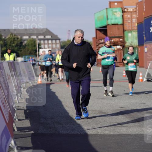 03.10.2025 - Köhlbrandbrückenlauf Michael Burmester http://msf.ph/oto/9026360 03.10.2025 10:29:55 Ziel 1589, 2280, 2863, 2864, 2865 meine-sportfotos.de