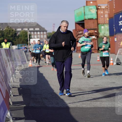 03.10.2025 - Köhlbrandbrückenlauf Michael Burmester http://msf.ph/oto/9026369 03.10.2025 10:29:55 Ziel 1589, 2280, 2863, 2864, 2865 meine-sportfotos.de