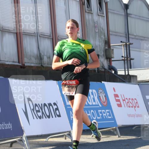 03.10.2025 - Köhlbrandbrückenlauf Luisa Fischer http://msf.ph/oto/9026377 03.10.2025 12:54:42 Ziel 4060, 4079, 4106, 4209, 6621, 6683 meine-sportfotos.de