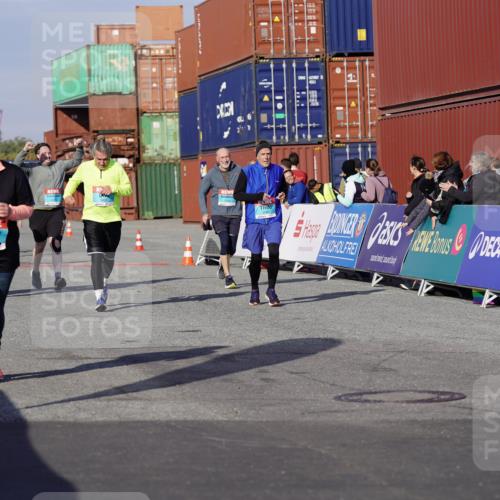 03.10.2025 - Köhlbrandbrückenlauf Michael Burmester http://msf.ph/oto/9026385 03.10.2025 10:30:01 Ziel 2067, 2092, 2112, 2280, 2325, 2326, 2863, 2864, 2865, 3607 meine-sportfotos.de