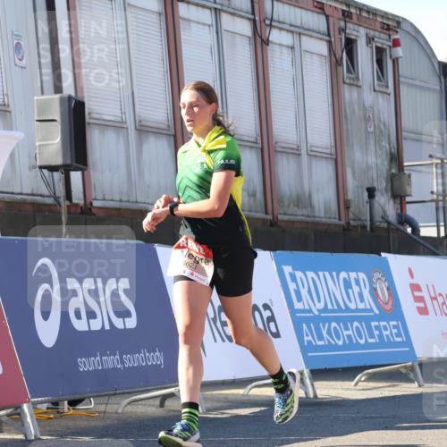 03.10.2025 - Köhlbrandbrückenlauf Luisa Fischer http://msf.ph/oto/9026386 03.10.2025 12:54:43 Ziel 4079, 4106, 4209, 6621, 6683 meine-sportfotos.de