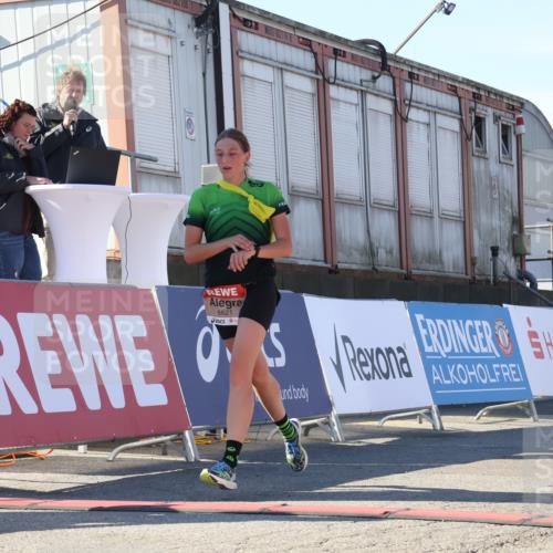03.10.2025 - Köhlbrandbrückenlauf Luisa Fischer http://msf.ph/oto/9026389 03.10.2025 12:54:43 Ziel 4079, 4106, 4209, 6621, 6683 meine-sportfotos.de