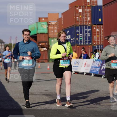 03.10.2025 - Köhlbrandbrückenlauf Michael Burmester http://msf.ph/oto/9026448 03.10.2025 10:30:06 Ziel 1358, 2067, 2092, 2112, 2325, 2326, 2763, 3607, 3784, 3819 meine-sportfotos.de