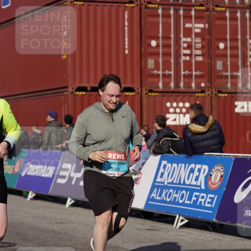 03.10.2025 - Köhlbrandbrückenlauf Michael Burmester http://msf.ph/oto/9026475 03.10.2025 10:30:07 Ziel 1358, 2067, 2092, 2112, 2325, 2326, 2763, 3607, 3784, 3819 meine-sportfotos.de