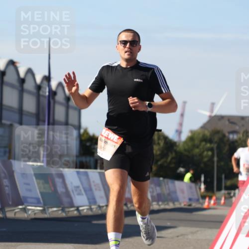 03.10.2025 - Köhlbrandbrückenlauf Luisa Fischer http://msf.ph/oto/9026486 03.10.2025 12:55:06 Ziel 5765, 6410 meine-sportfotos.de