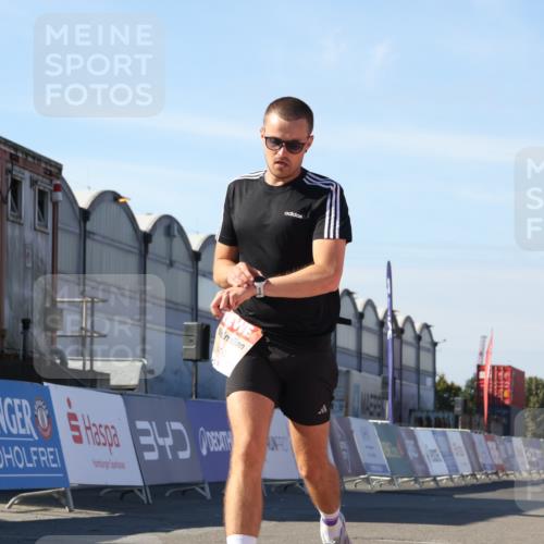 03.10.2025 - Köhlbrandbrückenlauf Luisa Fischer http://msf.ph/oto/9026504 03.10.2025 12:55:07 Ziel 5765, 6130, 6410 meine-sportfotos.de