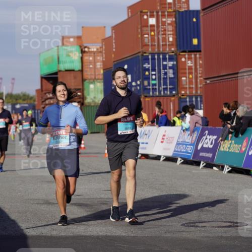 03.10.2025 - Köhlbrandbrückenlauf Michael Burmester http://msf.ph/oto/9026507 03.10.2025 10:30:09 Ziel 1358, 2067, 2092, 2112, 2325, 2326, 2763, 3607, 3784, 3819 meine-sportfotos.de