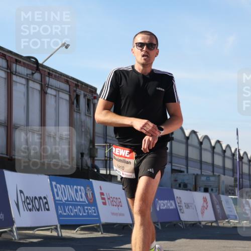 03.10.2025 - Köhlbrandbrückenlauf Luisa Fischer http://msf.ph/oto/9026509 03.10.2025 12:55:07 Ziel 5765, 6130, 6410 meine-sportfotos.de