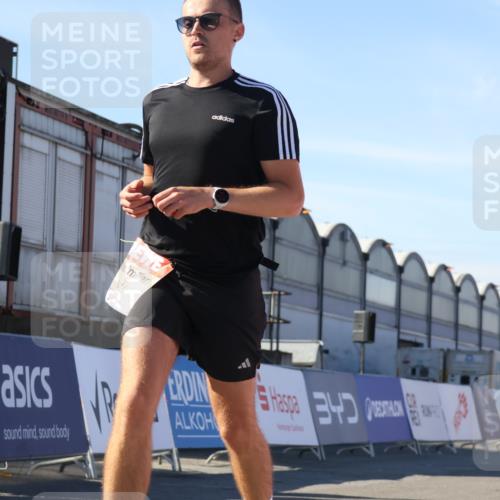 03.10.2025 - Köhlbrandbrückenlauf Luisa Fischer http://msf.ph/oto/9026513 03.10.2025 12:55:08 Ziel 5765, 6130, 6410 meine-sportfotos.de