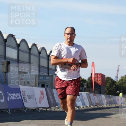 03.10.2025 - Köhlbrandbrückenlauf Luisa Fischer http://msf.ph/oto/9026543 03.10.2025 12:55:11 Ziel 5765, 6130, 6410 meine-sportfotos.de