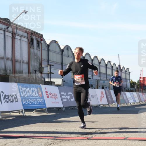 03.10.2025 - Köhlbrandbrückenlauf Luisa Fischer http://msf.ph/oto/9026620 03.10.2025 12:55:30 Ziel 4089, 4104, 4233, 6091 meine-sportfotos.de