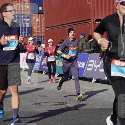 03.10.2025 - Köhlbrandbrückenlauf Michael Burmester http://msf.ph/oto/9026626 03.10.2025 10:30:15 Ziel 1358, 2267, 2497, 2498, 2726, 2727, 3657, 3784 meine-sportfotos.de