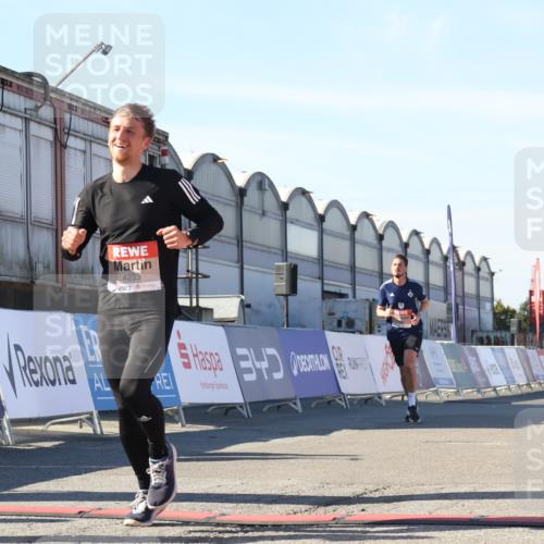 03.10.2025 - Köhlbrandbrückenlauf Luisa Fischer http://msf.ph/oto/9026628 03.10.2025 12:55:30 Ziel 4089, 4104, 4233, 6091 meine-sportfotos.de