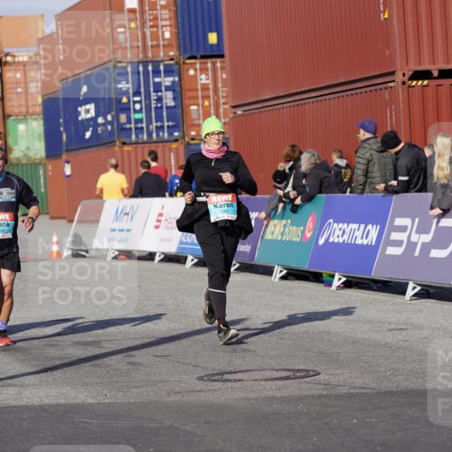 03.10.2025 - Köhlbrandbrückenlauf Michael Burmester http://msf.ph/oto/9026639 03.10.2025 10:30:18 Ziel 1358, 2267, 2386, 2497, 2498, 2726, 2727, 3657 meine-sportfotos.de