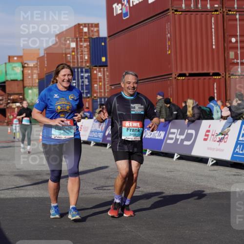 03.10.2025 - Köhlbrandbrückenlauf Michael Burmester http://msf.ph/oto/9026688 03.10.2025 10:30:20 Ziel 2267, 2342, 2343, 2386, 2497, 2498, 2726, 2727, 3657 meine-sportfotos.de