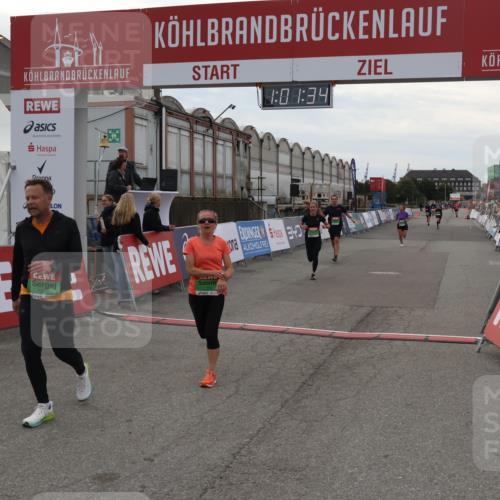 03.10.2025 - Köhlbrandbrückenlauf Julia Fischer http://msf.ph/oto/9026689 03.10.2025 16:01:34 Ziel 7144, 7266, 7320, 7342, 7364, 7372, 7965, 8800, 8807, 8990, 9129 meine-sportfotos.de