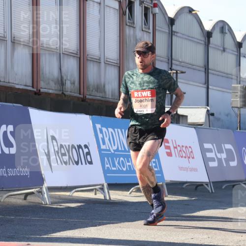 03.10.2025 - Köhlbrandbrückenlauf Luisa Fischer http://msf.ph/oto/9026691 03.10.2025 12:55:40 Ziel 4001, 4089, 4104, 4233, 4594, 6091, 6100, 6762 meine-sportfotos.de