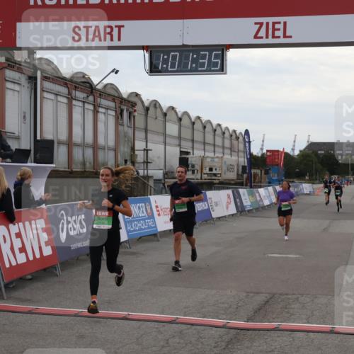 03.10.2025 - Köhlbrandbrückenlauf Julia Fischer http://msf.ph/oto/9026697 03.10.2025 16:01:36 Ziel 7144, 7266, 7320, 7342, 7364, 7372, 7965, 8800, 8807, 8990, 9129 meine-sportfotos.de