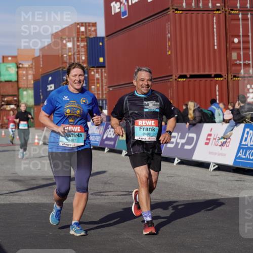 03.10.2025 - Köhlbrandbrückenlauf Michael Burmester http://msf.ph/oto/9026703 03.10.2025 10:30:21 Ziel 2037, 2267, 2342, 2343, 2386, 2497, 2498, 2726, 2727, 3657 meine-sportfotos.de