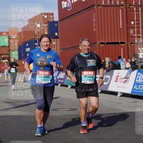 03.10.2025 - Köhlbrandbrückenlauf Michael Burmester http://msf.ph/oto/9026709 03.10.2025 10:30:21 Ziel 2037, 2267, 2342, 2343, 2386, 2497, 2498, 2726, 2727, 3657 meine-sportfotos.de