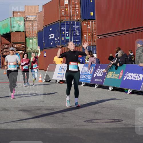 03.10.2025 - Köhlbrandbrückenlauf Michael Burmester http://msf.ph/oto/9026728 03.10.2025 10:30:23 Ziel 2037, 2267, 2342, 2343, 2386, 2497, 2498, 2533, 2554, 2726, 2727, 3129 meine-sportfotos.de