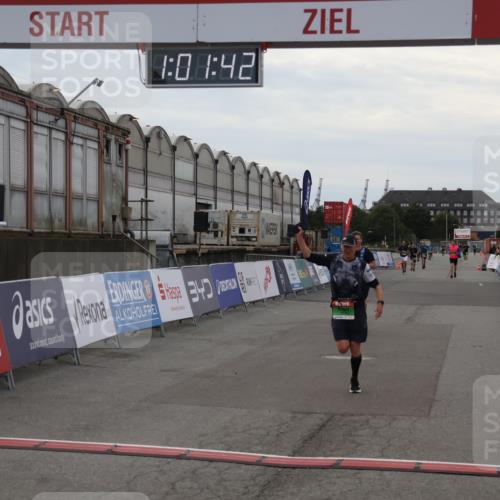 03.10.2025 - Köhlbrandbrückenlauf Julia Fischer http://msf.ph/oto/9026731 03.10.2025 16:01:42 Ziel 7144, 7266, 7320, 7805, 8800, 8990, 9453 meine-sportfotos.de