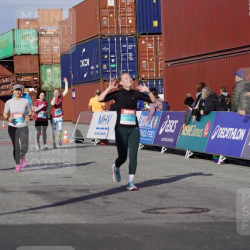 03.10.2025 - Köhlbrandbrückenlauf Michael Burmester http://msf.ph/oto/9026735 03.10.2025 10:30:23 Ziel 2037, 2267, 2342, 2343, 2386, 2497, 2498, 2533, 2554, 2726, 2727, 3129 meine-sportfotos.de