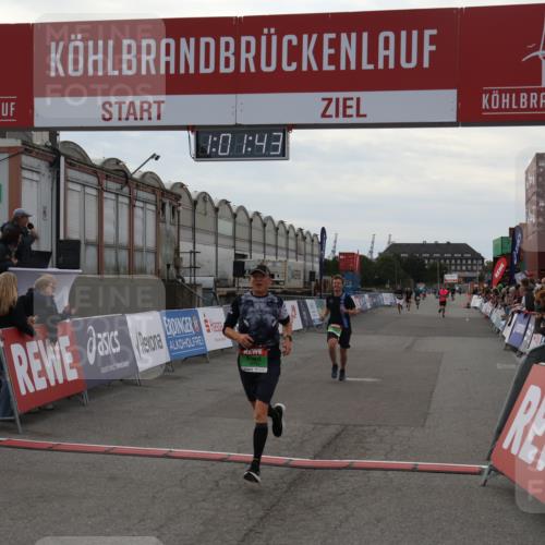 03.10.2025 - Köhlbrandbrückenlauf Julia Fischer http://msf.ph/oto/9026743 03.10.2025 16:01:44 Ziel 7144, 7805, 8800, 8990, 9453 meine-sportfotos.de
