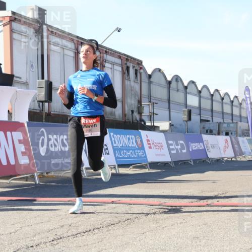 03.10.2025 - Köhlbrandbrückenlauf Luisa Fischer http://msf.ph/oto/9026759 03.10.2025 12:55:50 Ziel 4001, 4594, 6100, 6480, 6762 meine-sportfotos.de