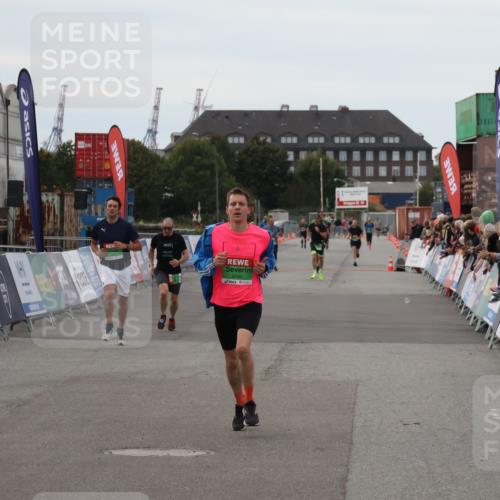 03.10.2025 - Köhlbrandbrückenlauf Julia Fischer http://msf.ph/oto/9026766 03.10.2025 16:01:53 Ziel 7204, 7805, 9192, 9453 meine-sportfotos.de
