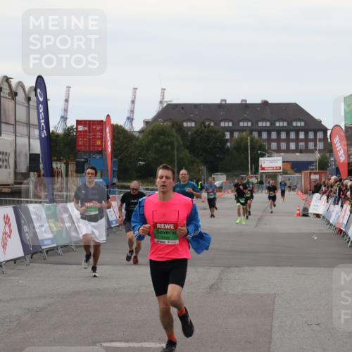 03.10.2025 - Köhlbrandbrückenlauf Julia Fischer http://msf.ph/oto/9026768 03.10.2025 16:01:54 Ziel 7204, 9145, 9192, 9324, 9453 meine-sportfotos.de