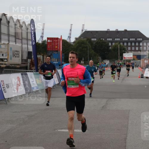 03.10.2025 - Köhlbrandbrückenlauf Julia Fischer http://msf.ph/oto/9026770 03.10.2025 16:01:54 Ziel 7204, 9145, 9192, 9324, 9453 meine-sportfotos.de