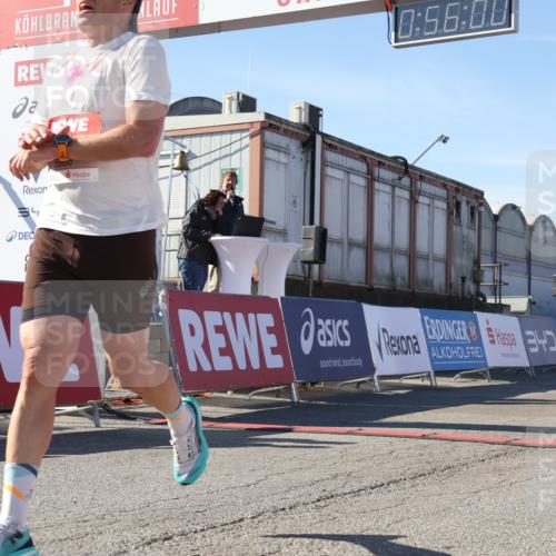 03.10.2025 - Köhlbrandbrückenlauf Luisa Fischer http://msf.ph/oto/9026792 03.10.2025 12:55:59 Ziel 5966, 6480, 6778 meine-sportfotos.de