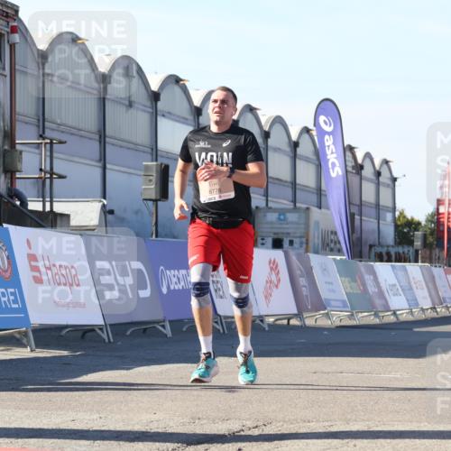 03.10.2025 - Köhlbrandbrückenlauf Luisa Fischer http://msf.ph/oto/9026796 03.10.2025 12:56:00 Ziel 5966, 6480, 6778 meine-sportfotos.de