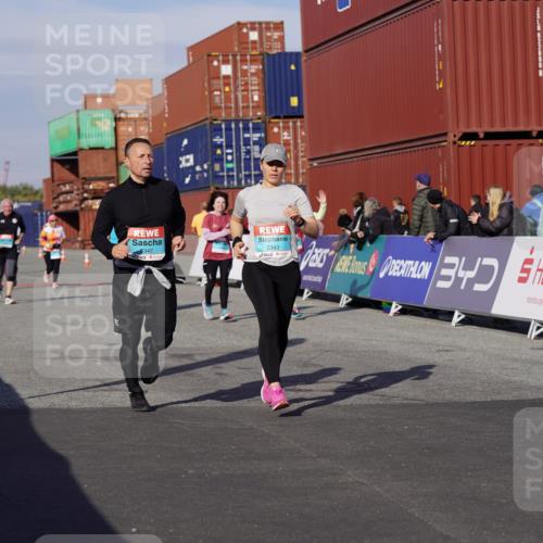 03.10.2025 - Köhlbrandbrückenlauf Michael Burmester http://msf.ph/oto/9026802 03.10.2025 10:30:26 Ziel 2037, 2063, 2342, 2343, 2386, 2441, 2533, 2554, 3129 meine-sportfotos.de