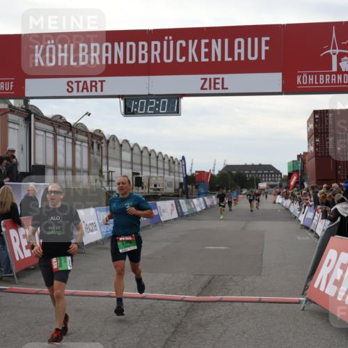 03.10.2025 - Köhlbrandbrückenlauf Julia Fischer http://msf.ph/oto/9026827 03.10.2025 16:02:01 Ziel 7204, 7299, 9145, 9192, 9324 meine-sportfotos.de