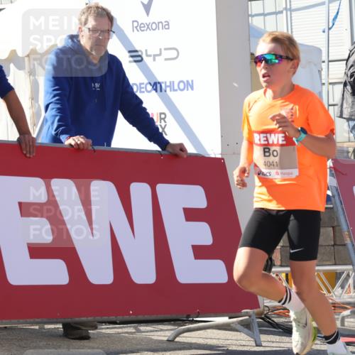 03.10.2025 - Köhlbrandbrückenlauf Luisa Fischer http://msf.ph/oto/9026845 03.10.2025 12:56:09 Ziel 4041, 4114, 4123, 6206, 6489, 6495, 6778 meine-sportfotos.de