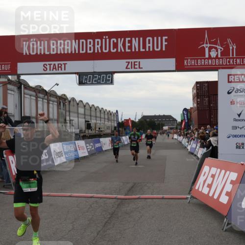 03.10.2025 - Köhlbrandbrückenlauf Julia Fischer http://msf.ph/oto/9026865 03.10.2025 16:02:09 Ziel 7115, 7160, 7204, 7299, 8988, 9145, 9324 meine-sportfotos.de