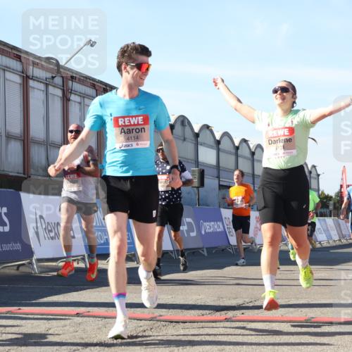 03.10.2025 - Köhlbrandbrückenlauf Luisa Fischer http://msf.ph/oto/9026871 03.10.2025 12:56:12 Ziel 4041, 4050, 4078, 4114, 4123, 5957, 6206, 6489, 6495, 6778 meine-sportfotos.de