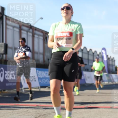 03.10.2025 - Köhlbrandbrückenlauf Luisa Fischer http://msf.ph/oto/9026888 03.10.2025 12:56:14 Ziel 4041, 4050, 4078, 4114, 4123, 5957, 6206, 6489, 6495 meine-sportfotos.de