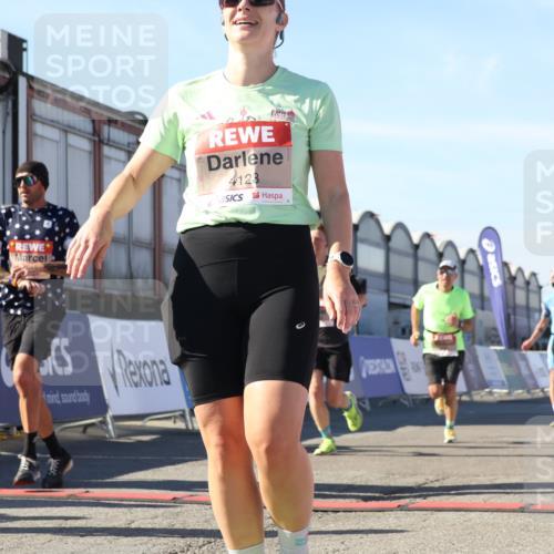 03.10.2025 - Köhlbrandbrückenlauf Luisa Fischer http://msf.ph/oto/9026890 03.10.2025 12:56:14 Ziel 4041, 4050, 4078, 4114, 4123, 5957, 6206, 6489, 6495 meine-sportfotos.de